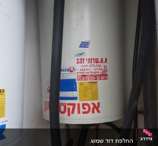 דוד שמש עם צינורות וחיבורים שונים